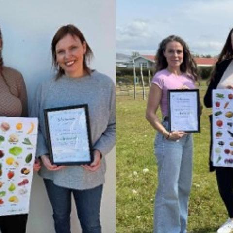 Berglind Lilja afhendir Klettaborg og Eyrarvöllum viðurkenningu fyrir hönd Litlu lauka